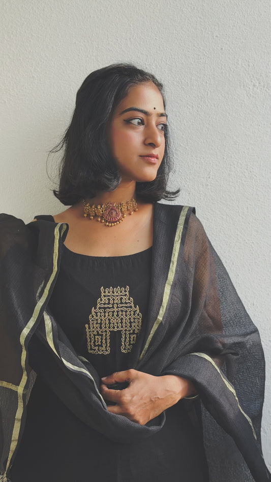 Kovil Vaasal Kurti And Kota Dupatta